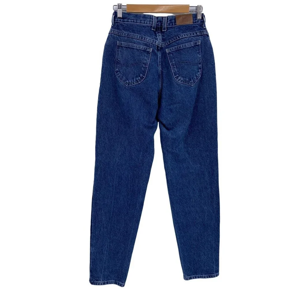 Lee Jeans features 	•